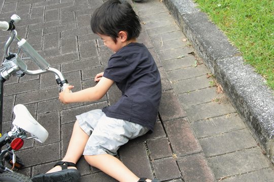 自転車で転ぶ子ども